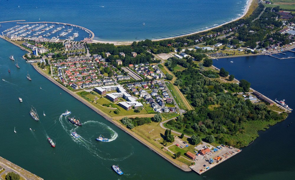Luftaufnahme von Warnemünde Hafenausfahrt mit Schiffen auf der Warnow