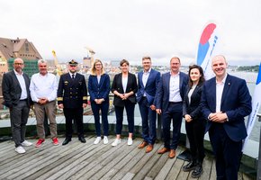 von links Matthias Fromm, Gerhard Bialek, Martin Paul Rose, Jana Lueth, Eva-Maria Kroeger, Ronny Loewendei, Karsten Pannwitt, Anna Congard und Michael Fritz zur Pressekonferenz der Hanse Sail 2025