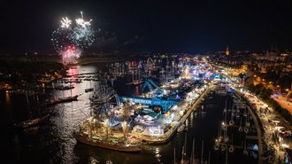 ein buntes Feuerwerk im Stadthafen zur Hanse Sail