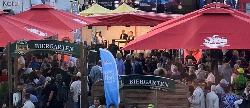 viele Menschen stehen vor der Bühne des Alten Fritz zur Hanse Sail