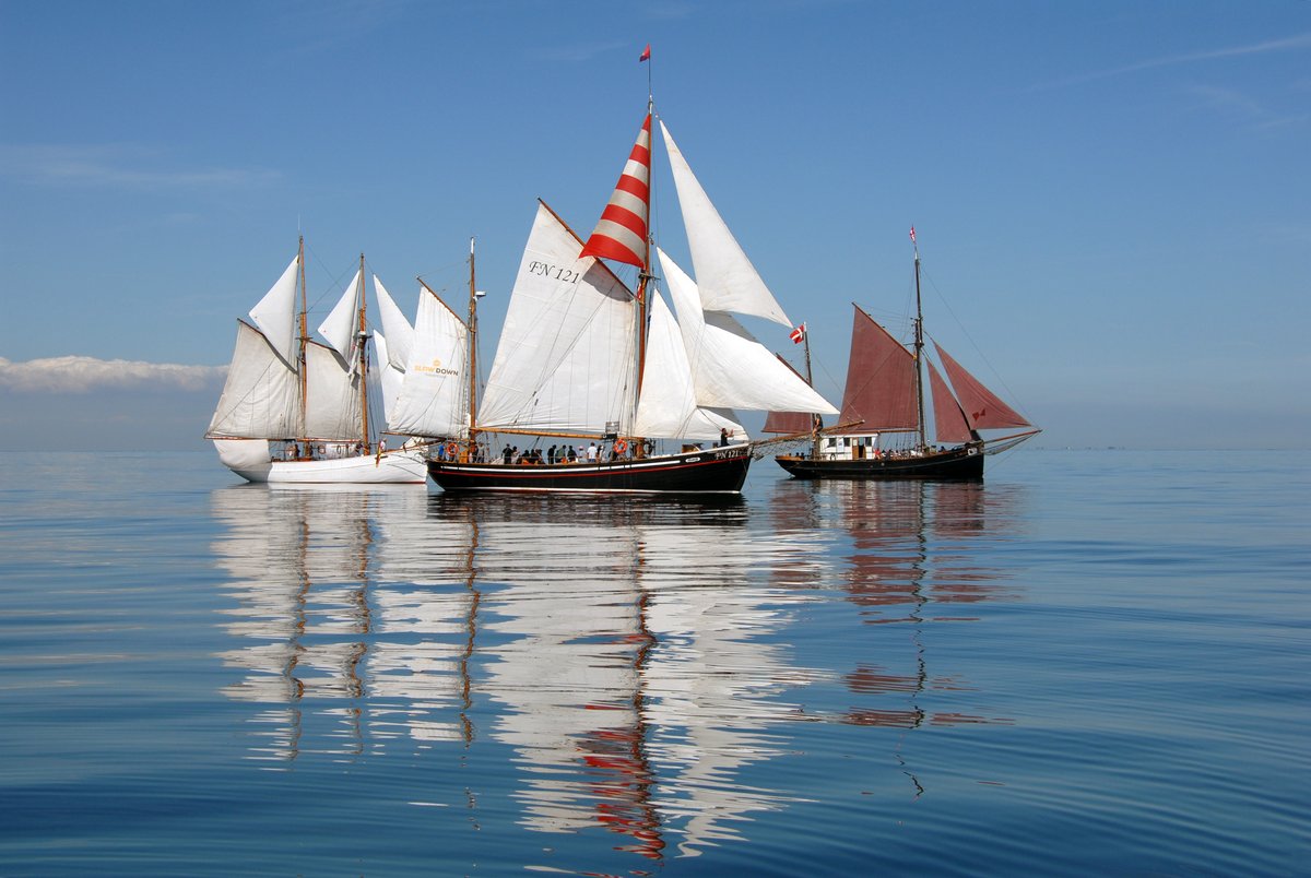 Haikutter mit weißen und roten Segeln auf der Ostsee auf dem Weg von Nysted, Dänemark, nach Rostock zur Hanse Sail