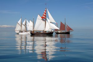 Haikutter mit weißen und roten Segeln auf der Ostsee auf dem Weg von Nysted, Dänemark, nach Rostock zur Hanse Sail