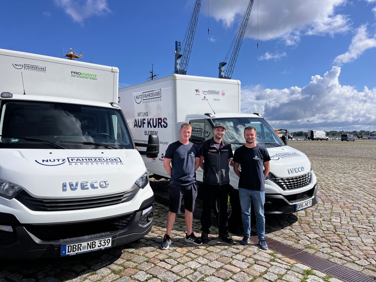 Schlüsselübergabe von IVECO-Transportern an das Team der Hanse Sail