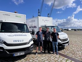 Schlüsselübergabe von IVECO-Transportern an das Team der Hanse Sail