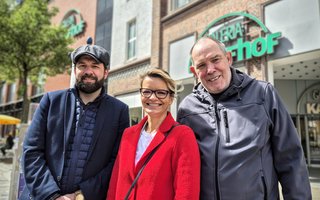 Martin Koschkar, Bettina Fust und Peter Magdanz in der Innenstadt von Rostock