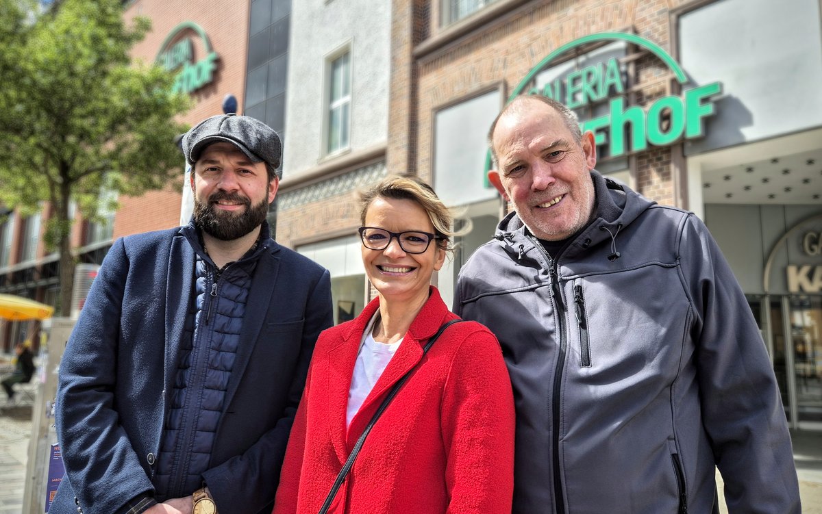 Martin Koschkar, Bettina Fust und Peter Magdanz in der Innenstadt von Rostock