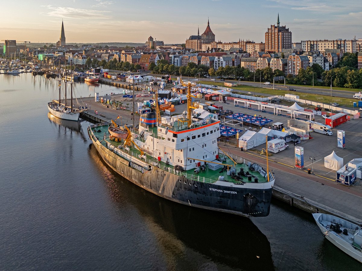 Großes Schiff mit schwarzen Rumpf, Weiß orangenen Aufbauten und grünen Deck