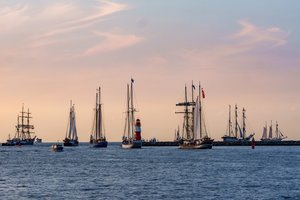 Segelschiffe auf der Ostsee an der Moleneinfahrt Warnemünde 