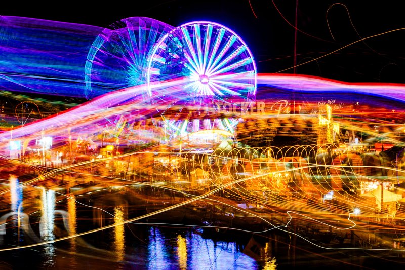 Bunte Lichter und ein Riesenrad auf dem Rummel im Stadthafen zur Hanse Sail