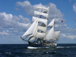 dreimast Segelschiff mit blau weißem Rumpf 