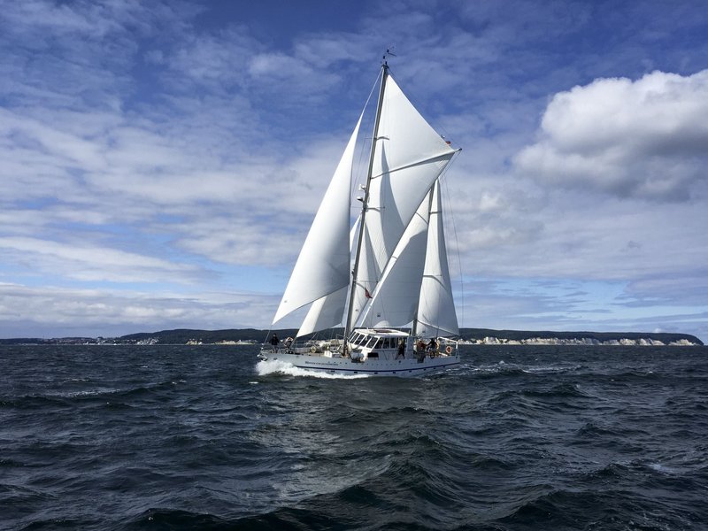 zweimast Segelschiff mit weißen Rumpf