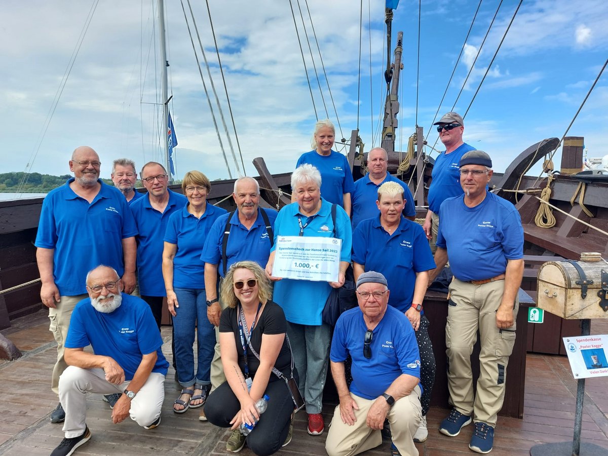 Ehrenamtlerin Gisela Neumann übergibt eine Spende an die Poeler Kogge 