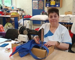 Annette Frahm näht an der Nähmaschine Beutel für die Hanse Sail