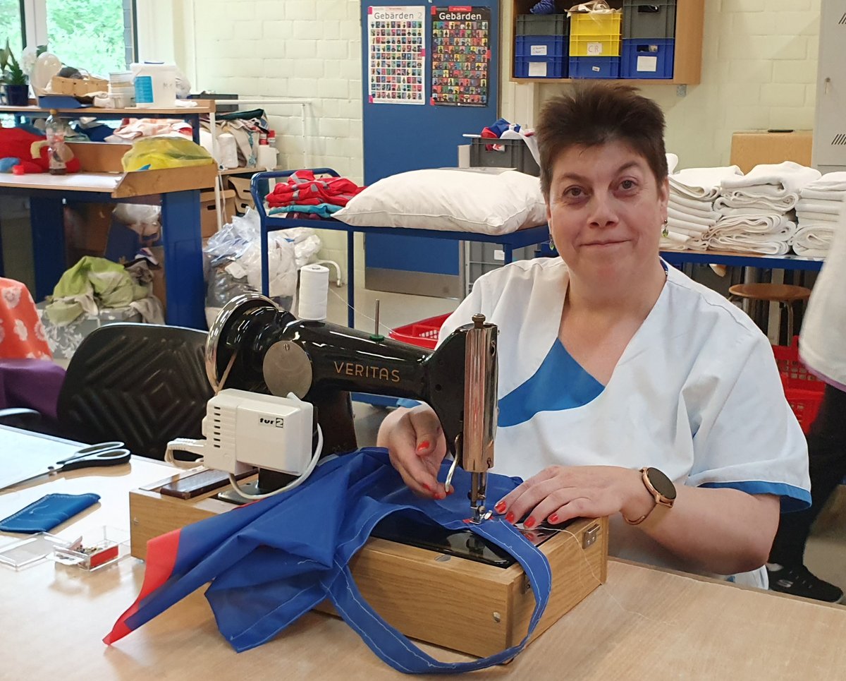 Annette Frahm näht an der Nähmaschine Beutel für die Hanse Sail