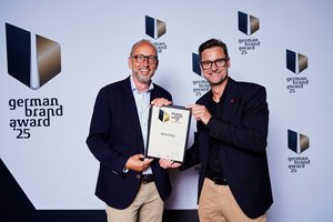 Matthias Fromm, Kurdirektor Rostock und Warnemünde, mit Alexander Hopf, Geschäftsführer WERK§, bei der Preisübergabe des German Brand Awards