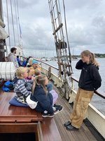 Beim Projekt Sail4Kids werden Kinder aus Einrichtungen zum Segeln auf Traditionssegler eingeladen