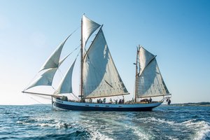 Segelschiff mit zwei Masten und schwarz weißen Rumpf 