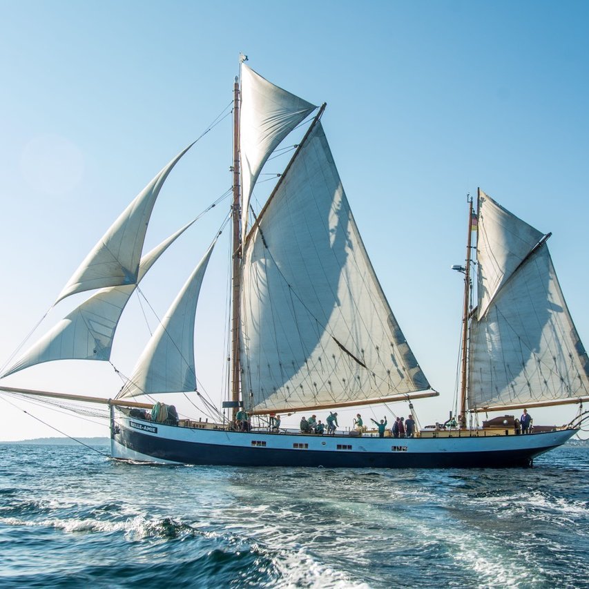 Segelschiff mit zwei Masten und schwarz weißen Rumpf 