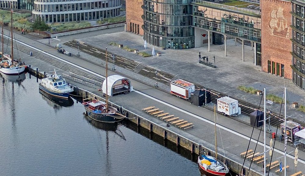 Luftaufnahme der Silohalbinsel. Segelschiffe vom Typ Kogge liegen am Kai. Kirche im Hintergrund