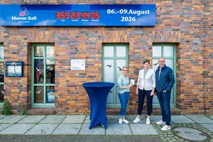Bettina Fust, Eva-Marie Kröger und Matthias Fromm drücken den Knopf der Countdown-Uhr der Hanse Sail