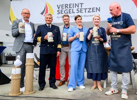 von links Matthias Fromm, Vize-Admiral Frank Martin Lenski, Ronny Loewendei, Eva-Maria Kroeger, Manuela Schwesig, Holger Koepke bei der Eröffnungsveranstaltung der Hanse Sail auf der Bühne im Kurhausgarten Warnemünde
